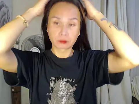 Snapshot of holly_bitch chatting on 04-06-26, 01:25 holly bitch online show from 04-06-26, 01:25