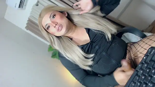 Snapshot of Samantha_Millerxxx chatting on 03-12-26, 06:36 Samantha Millerxxx online show from 03-12-26, 06:36