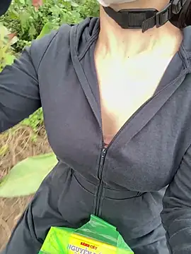 Snapshot of Meii-meyy chatting on 03-12-26, 07:14 Meii-meyy online show from 03-12-26, 07:14