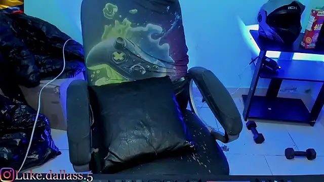 Snapshot of zeus_7777 chatting on 03-25-26, 12:00 zeus 7777 online show from 03-25-26, 12:00