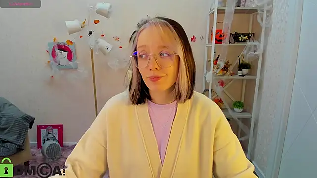 Snapshot of R0cket_bunny chatting on 10-23-25, 01:05 R0cket bunny online show from 10-23-25, 01:05