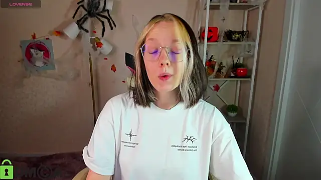 Snapshot of R0cket_bunny chatting on 11-06-25, 01:06 R0cket bunny online show from 11-06-25, 01:06