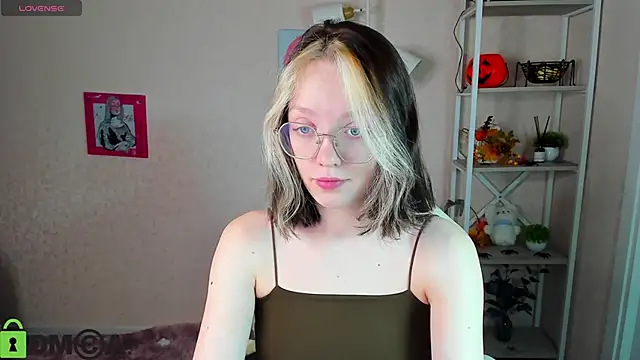 Snapshot of R0cket_bunny chatting on 11-13-25, 01:04 R0cket bunny online show from 11-13-25, 01:04