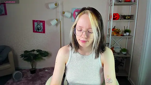 Snapshot of R0cket_bunny chatting on 11-15-25, 01:03 R0cket bunny online show from 11-15-25, 01:03