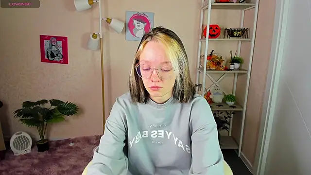 Snapshot of R0cket_bunny chatting on 11-19-25, 01:05 R0cket bunny online show from 11-19-25, 01:05