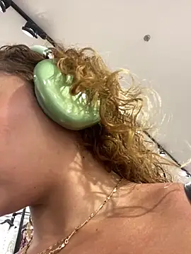 Chloe Leaozinho online show from 02-04-26, 02:23