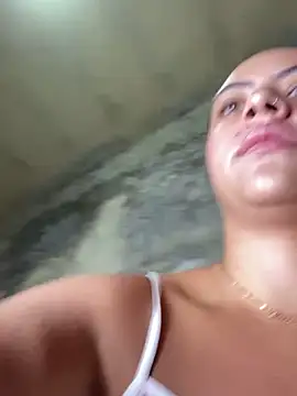 Chloe Leaozinho online show from 04-11-26, 01:04