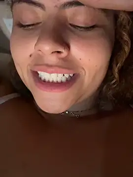 Chloe Leaozinho online show from 05-15-26, 11:56