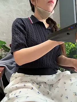 Snapshot of Linh_2004 chatting on 03-18-26, 05:10 Linh 2004 online show from 03-18-26, 05:10