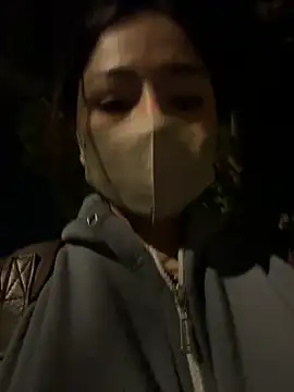 Snapshot of Linh_2004 chatting on 03-25-26, 05:19 Linh 2004 online show from 03-25-26, 05:19