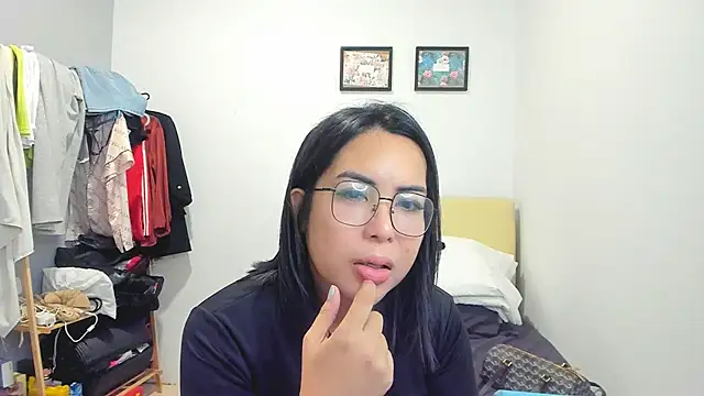 Rainy Ren online show from 10-21-25, 03:35