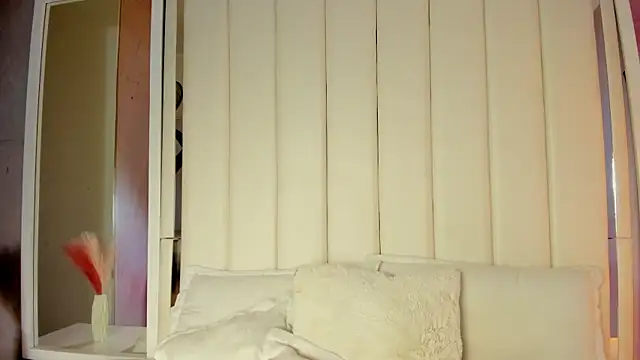 luna hot ass online show from 10-17-25, 08:22