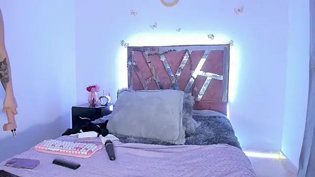 Snapshot of Ella_Lenox chatting on 02-13-26, 01:12 Ella Lenox online show from 02-13-26, 01:12