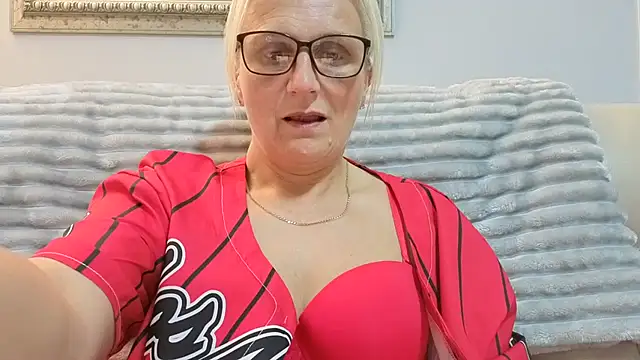 Snapshot of Velvet-Secrets chatting on 10-08-25, 08:50 Velvet-Secrets online show from 10-08-25, 08:50