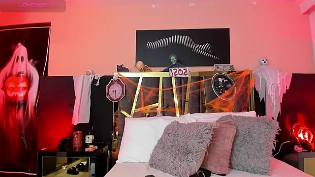 ScarletTorres online show from 10-27-25, 05:39