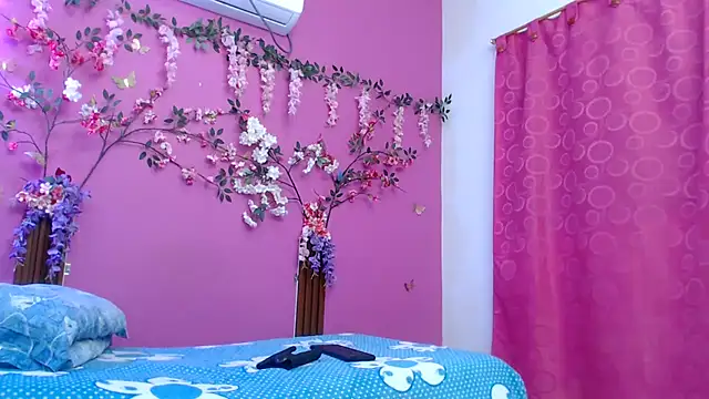 Snapshot of skinnybarbie022 chatting on 05-11-26, 12:49 skinnybarbie022 online show from 05-11-26, 12:49