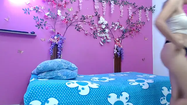 Snapshot of skinnybarbie022 chatting on 05-18-26, 12:18 skinnybarbie022 online show from 05-18-26, 12:18