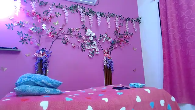 Snapshot of skinnybarbie022 chatting on 06-12-26, 12:20 skinnybarbie022 online show from 06-12-26, 12:20