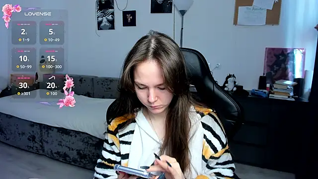 cute little ass online show from 04-01-26, 06:14