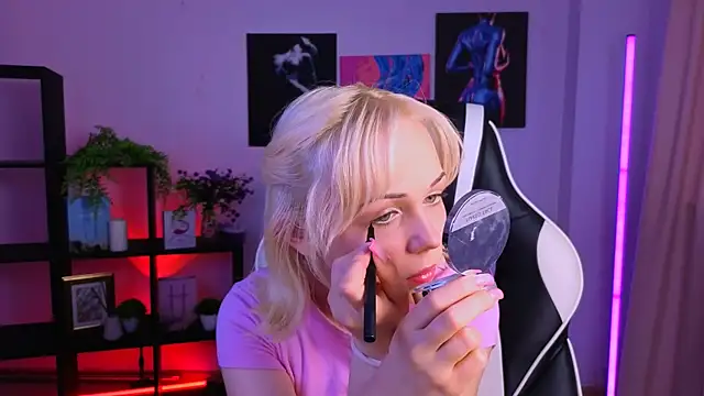 Snapshot of Charlotte_Colinss chatting on 04-04-26, 04:00 Charlotte Colinss online show from 04-04-26, 04:00