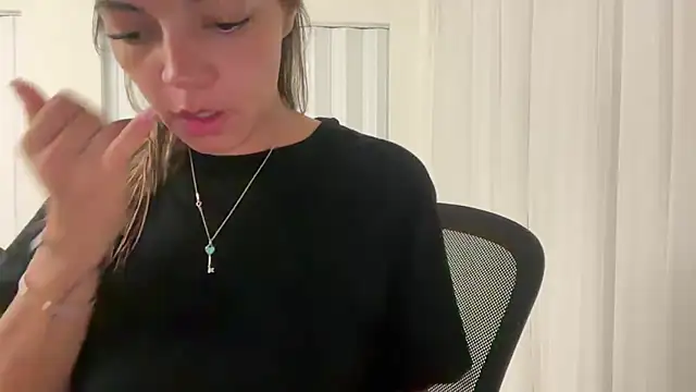 prettyykitty22 online show from 05-04-26, 03:13
