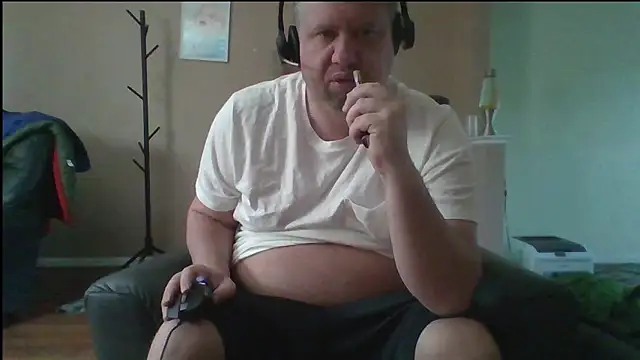 Snapshot of Single_White_Male chatting on 05-04-26, 11:50 Single White Male online show from 05-04-26, 11:50