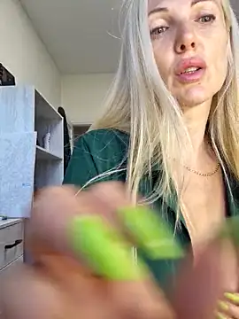 Snapshot of Monna chatting on 09-12-25, 02:06 Monna online show from 09-12-25, 02:06