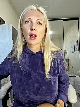 Snapshot of Monna chatting on 10-02-25, 12:34 Monna online show from 10-02-25, 12:34