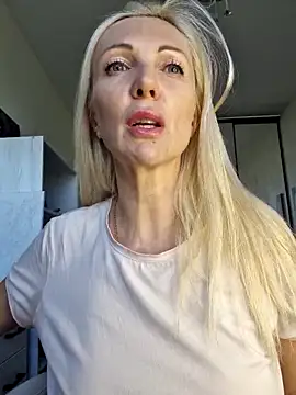 Snapshot of Monna chatting on 10-04-25, 11:08 Monna online show from 10-04-25, 11:08