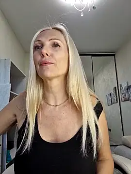 Snapshot of Monna chatting on 10-23-25, 01:43 Monna online show from 10-23-25, 01:43