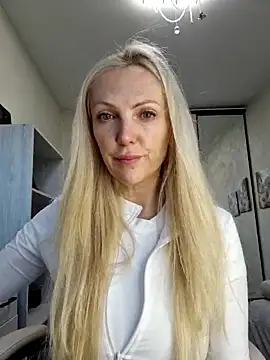 Snapshot of Monna chatting on 10-25-25, 02:02 Monna online show from 10-25-25, 02:02