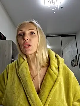 Snapshot of Monna chatting on 11-05-25, 02:39 Monna online show from 11-05-25, 02:39