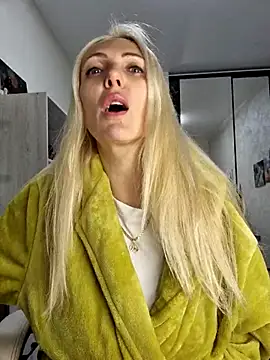 Snapshot of Monna chatting on 11-07-25, 03:01 Monna online show from 11-07-25, 03:01