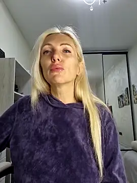 Snapshot of Monna chatting on 11-12-25, 06:08 Monna online show from 11-12-25, 06:08