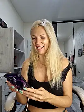 Snapshot of Monna chatting on 11-29-25, 03:26 Monna online show from 11-29-25, 03:26