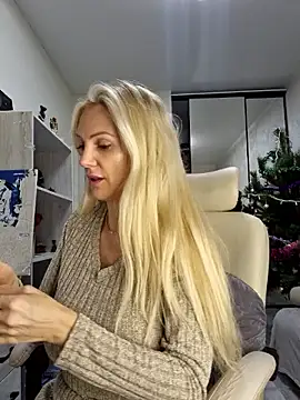 Snapshot of Monna chatting on 12-19-25, 04:03 Monna online show from 12-19-25, 04:03