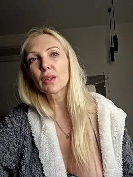 Snapshot of Monna chatting on 02-12-26, 03:18 Monna online show from 02-12-26, 03:18