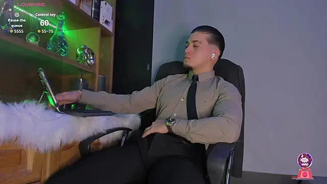 Snapshot of Gael_williams1 chatting on 10-30-25, 10:43 Gael williams1 online show from 10-30-25, 10:43