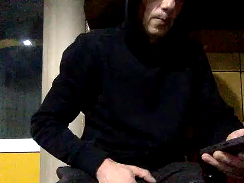 Snapshot of adiluci1 chatting on 12-21-25, 06:04 adiluci1 online show from 12-21-25, 06:04