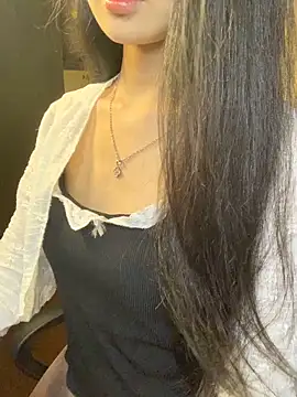 Snapshot of Nhinhi18 chatting on 05-27-26, 03:09 Nhinhi18 online show from 05-27-26, 03:09