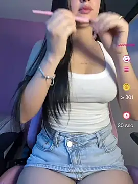 Snapshot of lucy_grey25 chatting on 07-18-26, 04:33 lucy grey25 online show from 07-18-26, 04:33
