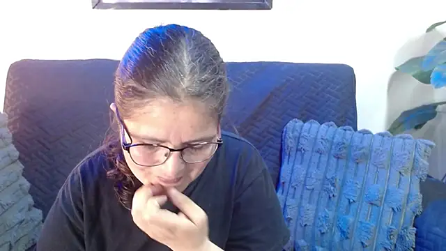 Snapshot of Linda_banks_ chatting on 06-04-26, 01:44 Linda banks online show from 06-04-26, 01:44