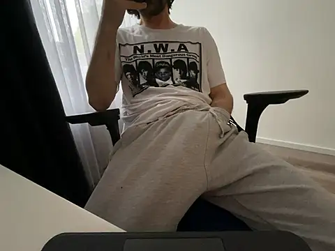 Frankieyyy1 online show from 05-17-26, 04:43