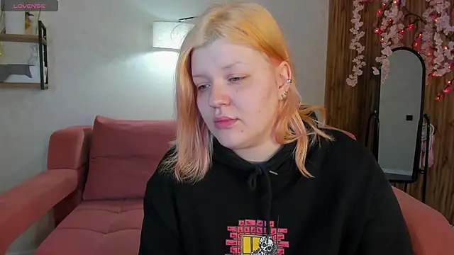 Snapshot of Michele_Greenn chatting on 06-18-26, 01:06 Michele Greenn online show from 06-18-26, 01:06