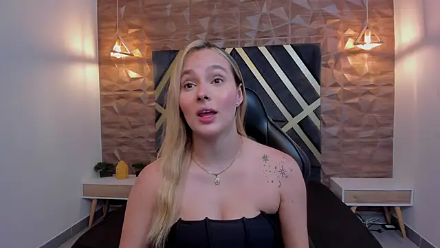 Emmaa white  online show from 12-18-25, 05:19