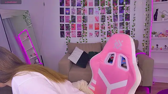 Moon  Bunny online show from 04-15-26, 03:19