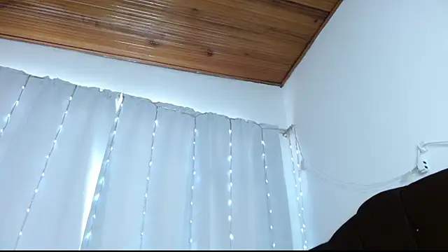 Charlothe Wright online show from 04-30-26, 06:03