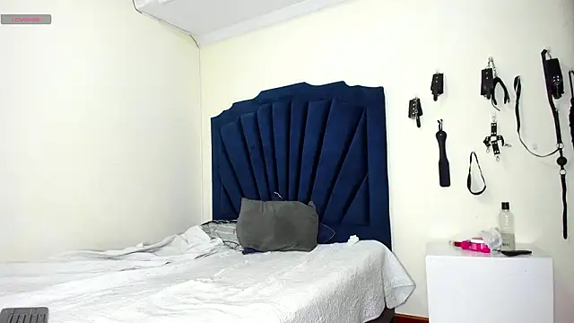 Snapshot of RoxyandAron2 chatting on 03-18-26, 01:58 RoxyandAron2 online show from 03-18-26, 01:58