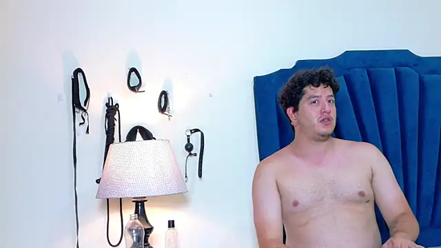 Snapshot of RoxyandAron2 chatting on 04-01-26, 01:41 RoxyandAron2 online show from 04-01-26, 01:41