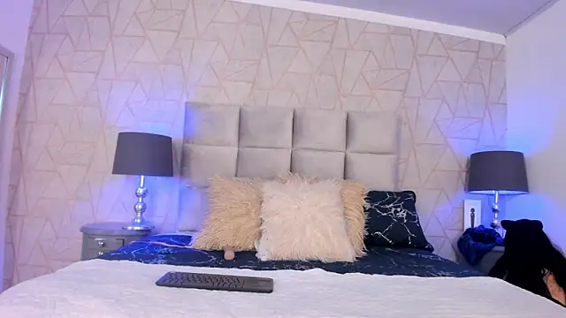 Emely florence  online show from 11-02-25, 03:36